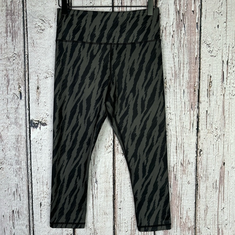 ZYIA Gray Sketch Light N Tight Capri Activewear Leggings Size 6-8 Hi Rise 20”